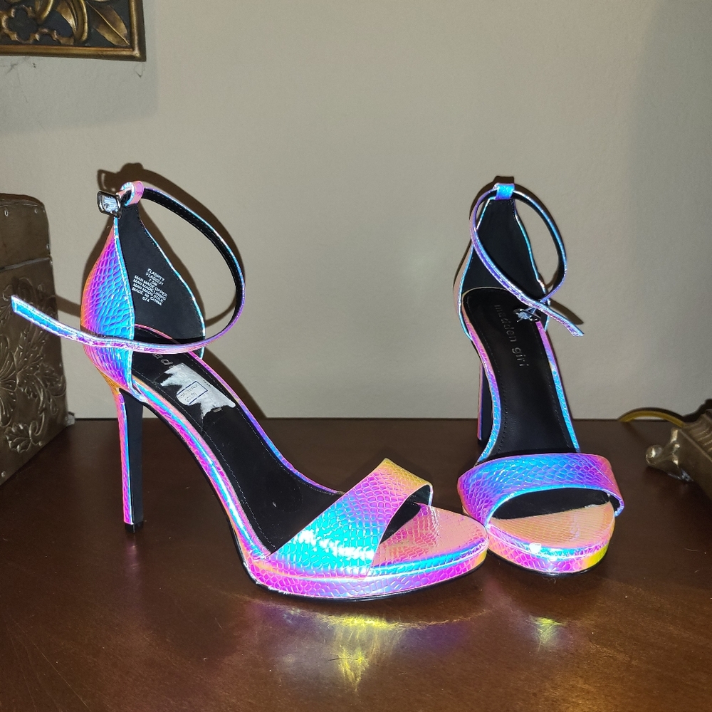 Iridescent heels NWOT!